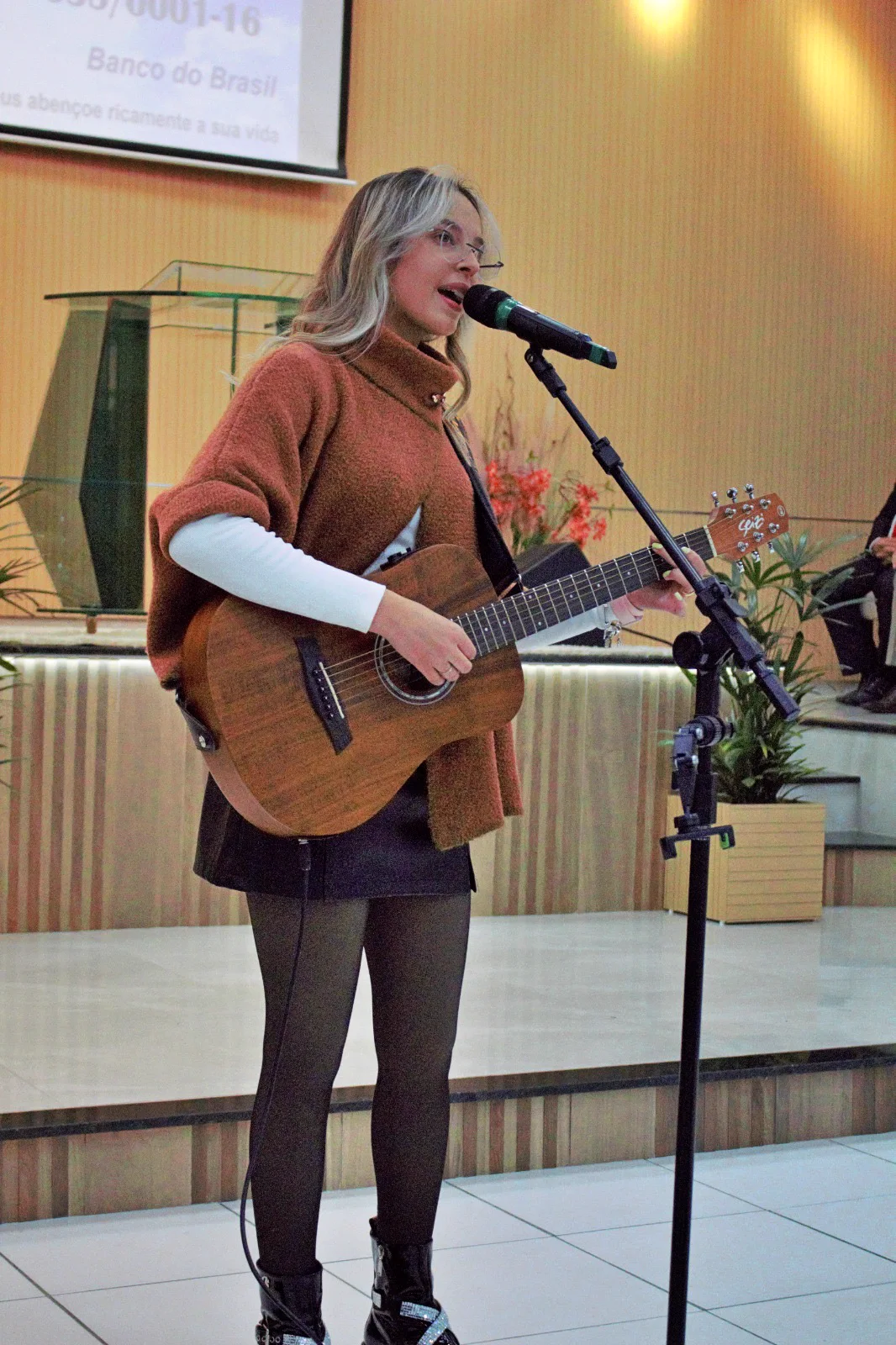 Prf. Midian Santana cantando no palco